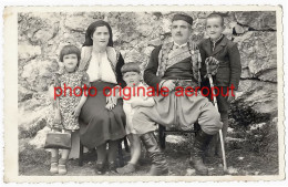 Officier Monténégrin Avec Sa Famille, équipé D'un Revolver Sabre Et Gasser M1870 - Carte Photo (RPPC) - Uniforms