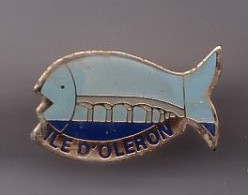 Pin's Ile D'Oléron  En Charente Maritime Dpt 17 Le Pont De L'Ile D'Oléron Poisson Réf 1409 - Steden