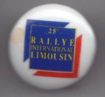 Pin's En Porcelaine Artoria Limoges 25 ème Rallye International Limousin Réf 7689JL - Autres & Non Classés