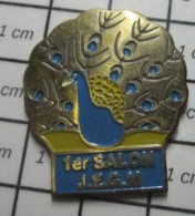 1618c Pin's Pins / Beau Et Rare / ANIMAUX / OISEAU PAON 1e SALON JEGM - Dieren