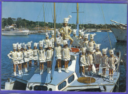 Carte Postale 06. Juan Les Pins  Les Mini Majorettes D'Antibes Dans Le Port Gallice   Très Beau Plan - Juan-les-Pins