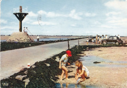 85. NOIRMOUTIER. CPSM .LE GOIS. BALISE AU DEPART DE BEAUVOIR. ANIMATION ENFANTS. VOITURE DYNA PANHARD. ANNEE 1966 +TEXTE - Ile De Noirmoutier