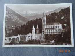 LA  BASILIQUE ET LES MONTAGNES - Lourdes