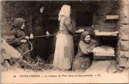 SELECTION -  Types Corses -  La Cuisson Du Pain Dans Un Four Primitif. - Autres & Non Classés