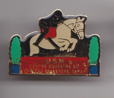 Pin's USM  Centre Equestre Du Château De L' Etang De Saran Dpt 45 Cheval  Réf 7287JL - Steden