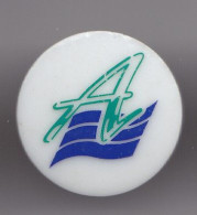 Pin's En Porcelaine Thosca Limoges  A Réf 7632JL - Autres & Non Classés