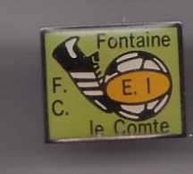 Pin's  FC Fontaine Le Comte Club E.I.   Ballon Et Chaussure De Football Réf 861 - Ciudades