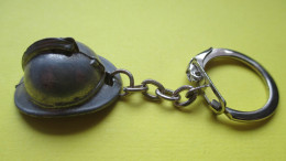 Porte Clé Vintage Casque Pompiers Type 19ème Siècle En Métal - Key-rings