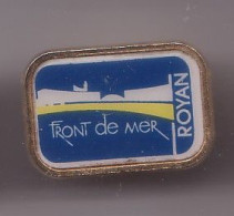 Pin's Front De Mer Royan En Charente Maritime Dpt 17 Réf 1716b - Città