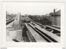 PHOTO Originale Dentelée Des Années 60 Voies Ferrées Vers Gare SNCF De 77 MONTEREAU Travaux Pont Métallique Tabliers - Eisenbahnen