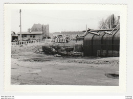 PHOTO Originale Dentelée Des Années 60 Vers 77 MONTEREAU Travaux Citroën 2CV Ami 6 Renault R8 Peugeot 404 - Eisenbahnen