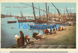 227590 PORTUGAL LISBOA COSTUMES FISH UNLOADING COSTUMES LAUNDRIES POSTAL POSTCARD - Other & Unclassified