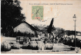 GUYANE FRANCAISE Ile Du Salut . Forçats Déchargeant Un Chaland (légère Marque Sur Environ 2cm) - Altri & Non Classificati