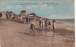 85. SAINT GILLES . CPA. UN COIN DE LA PLAGE .LA TREMPETTE DANS L'EAU ET LES CHÂTEAUX DE SABLE FONT LA JOIE DES ENFANTS - Saint Gilles Croix De Vie