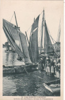 85. LES SABLES D'OLONNE. CPA. ARRIVEE DES SARDINIERS DEVANT LA POISSONNERIE. - Sables D'Olonne