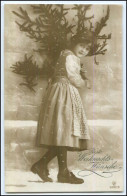 Y1711/ Beste Weihnachtsgrüße Mädchen Mit Tannenbaum 1916 Foto AK - Otros & Sin Clasificación