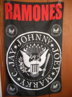 RAMONES Drapeau 100 % Polyester Format Environ 90 Cm X 140 Cm - Otros & Sin Clasificación