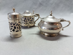 3 Antique Hallmarked Solid Silver Blue Glass Lined Condiment Jar And Shakers, Each Lined With Blue Glass - Jugendstil / Art Déco