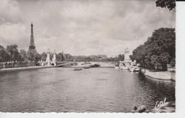 Pont Alexandre III, La Seine, La Tour Effel Paris France. Real Photo B&W (Estel) 2Tours De Chaque Coté Pont  2sc - Brücken