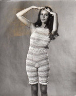 Per Dalsgard: Susanne Lowstrand 'covered With Crocheting' (photo 20 X 25), Beautiful Woman - Pin-Ups