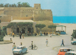 Tunisie-- HAMMAMET--La Grande Place ( Très Animée , Vélo, Voitures Simca 1000 , Renault 4 L ) - Tunisie
