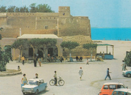 Tunisie-- HAMMAMET--La Grande Place ( Très Animée , Vélo, Voitures Simca 1000 , Renault 4 L ) - Tunesië