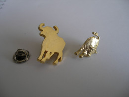 2 Pin's TAUREAUX - Animales