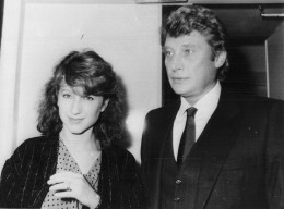 JOHNNY HALLYDAY 1983 AVEC NATHALIE BAYE UN ENFANT EN OCTOBRE A VENIR PHOTO DE PRESSE ORIGINALE 24X18CM - Personalidades Famosas