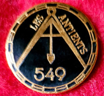 SUPER PIN'S "ASSOCIATIONS : LES FRANCS MACONS "Les ANTIENTS" Marqué 549, Visuel Du Compas" Email Grand Feu Base Or - Associazioni