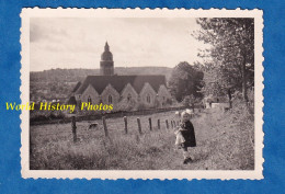 Photo Ancienne Snapshot - MOUTIERS Au PERCHE - Portrait Petite Fille Prés D'un Parc à Vache - Eglise Orne Normandie - Orte