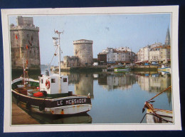 CPM CARTE POSTALE  CHALUTIER LE MESSAGER DE LA ROCHELLE - Fishing Boats