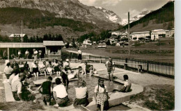 13908430 Leukerbad_Loueche-les-Bains_VS Touristen Und Spaziergaenger Nehmen Ein  - Sonstige & Ohne Zuordnung