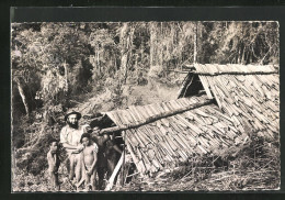 AK Papouasie, Missionnaire Devant Sa Hutte-église  - Other & Unclassified