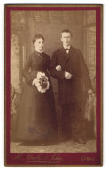 Fotografie H. Strube & Sohn, Löbau, Blumenstr. 339 S, Junges Paar In Eleganter Kleidung Mit Blumenstrauss  - Personas Anónimos