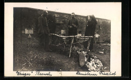 Foto-AK Nonne Und Soldaten Am Grab, Kriegsgräber  - Weltkrieg 1914-18