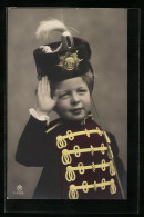 AK Salutierendes Kind In Prachtvoller Uniform  - War 1914-18