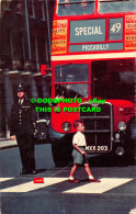 R495873 London. Policeman On Point Duty. The Photographic Greeting Card. Natural - Autres & Non Classés