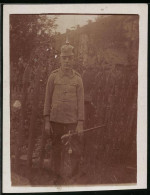 Fotografie 1.WK, Knabe In Uniform Mit Pickelhaube & Bajonett  - Guerra, Militares