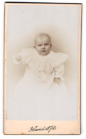 Fotografie J. Enard E Fils, Delemont, Baby Mit Erhobenem Arm Im Taufkleid  - Personas Anónimos