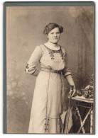 Fotografie Elisabeth, Wien, Villerchenfelderstrasse 128, Junge Dame Mit Sonnenschirm  - Anonymous Persons