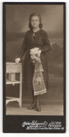 Fotografie Elegant, Berlin, Portrait Junges Mädchen Klara Im Dunklen Kleid Zur Kommunion, 1920  - Personas Anónimos