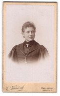 Fotografie E. Hardock, Karlsruhe, Junge Frau K. Rohner Im Dunklen Kleid  - Anonymous Persons