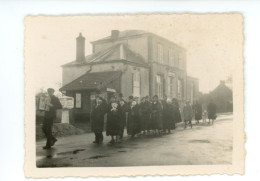 PETITE PHOTO De SIGLOY Défilé à Identifier Devant école Des Filles 45 Loiret  ( Format 8,7 X 6,4 Cm ) - Places