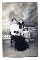 Carte Photo D'une Femme élégante Avec Cces Deux Petite Fille Posant Dans Un Studio Photo Vers 1910 - Personas Anónimos