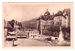 VIZILLE - La Place Du Château Et Monument Du Centenaire - Vizille