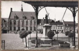 CPSM 59 - HONDSCHOOTE - Grand' Place - TB PLAN Centre Ville Statue - Devantures Magasins - Hondshoote