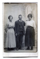 Carte Photo D'un Homme élégant Avec Deux Femmes élégante Posant Dans Un Studio Photo Vers 1920 - Personnes Anonymes