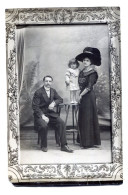 Carte Photo D'une Famille élégante Posant Dans Un Studio Photo Vers 1905 - Personnes Anonymes