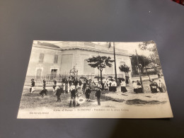 SAINT-TROPEZ: Procession Sur La Place Carnot Carte, Animée Rare. Bon état.a L Abbé Cure De Cogolin - Saint-Tropez