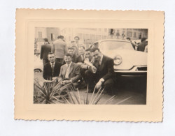 PHOTO  10 X 8  GROUPES HOMMES ACCROUPIS DEVANT UNE VOITURE CITROEN  DS - Otros & Sin Clasificación